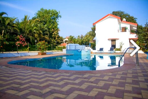 Walk to the beach 2bhk with shared pool Parking