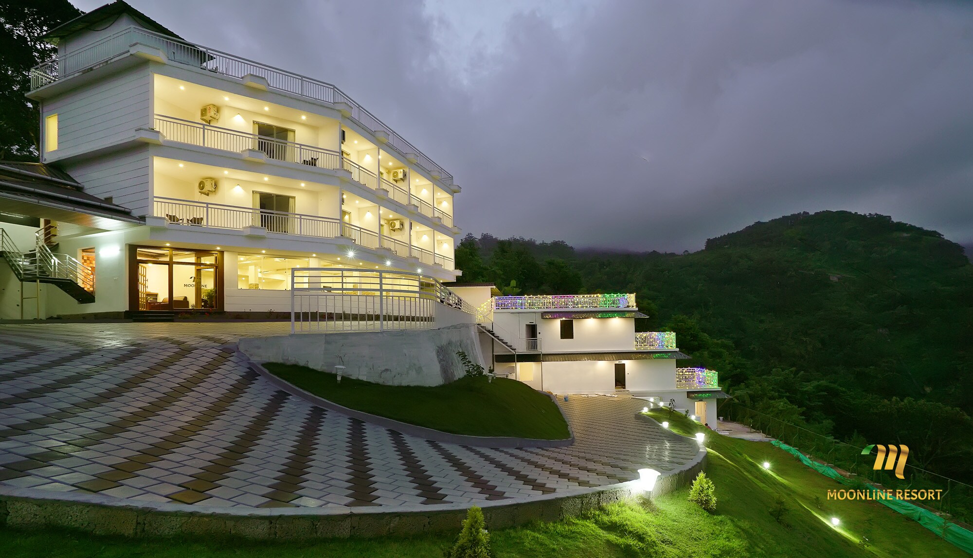 Moonline | Valley-view Rooms and Restaurant