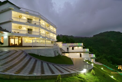 Moonline | Valley-view Rooms and Restaurant