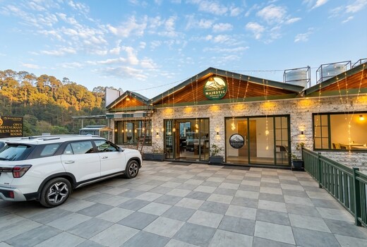 Majestic Mountain View (on-site Parking with Swimming pool)