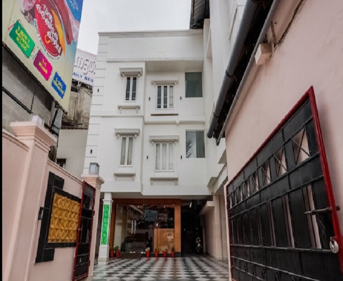 Aruna Tourist Home