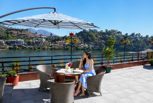 Hotel Harshikhar A Panoramic Lake view Property