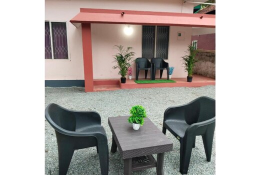 Radhe's Beachside Cottage