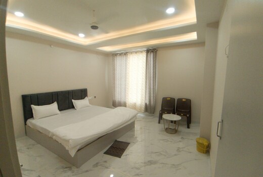 HOTEL MAROONI