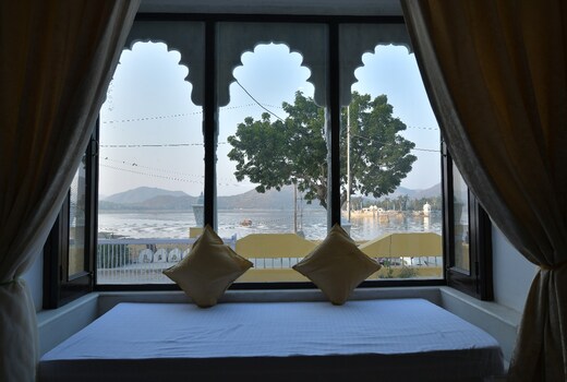 Chandraveer Niwas on Fatehsagar with Rooftop and Patio