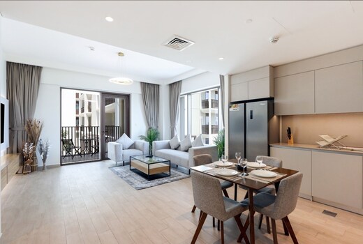 ELIVAAS Curated Elegant 2BR | Creek Beach, Pool & Gym