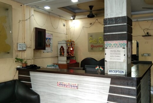 Hotel Raj, Airport