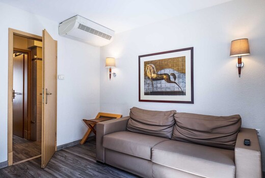 Modern 1BR Apartment with AC Sleeps 4Geneva