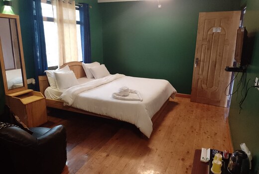 Aurora Guest House | Rooms & Restaurant