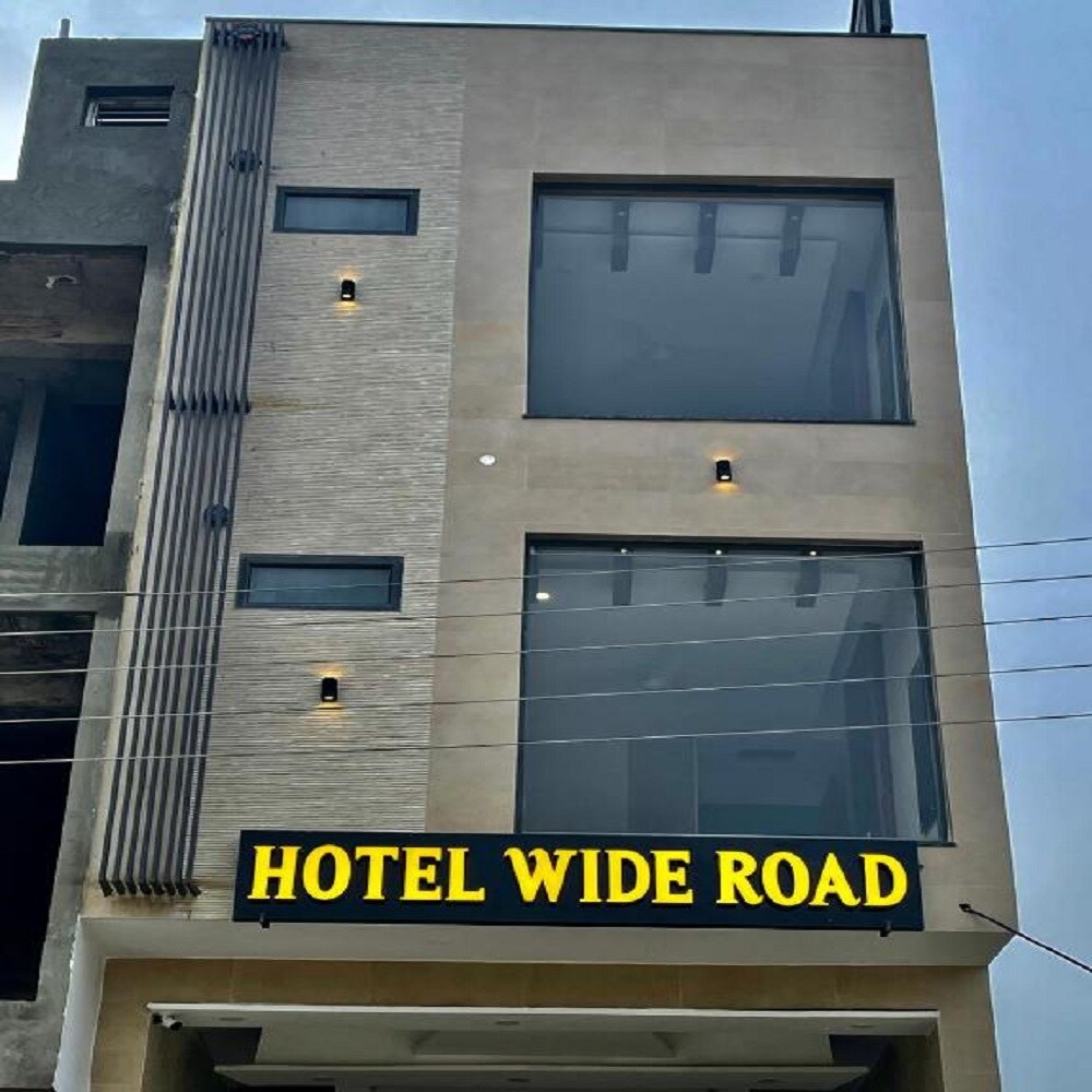 Hotel wide road