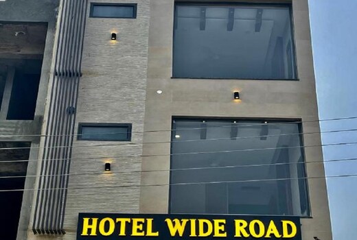 Hotel wide road