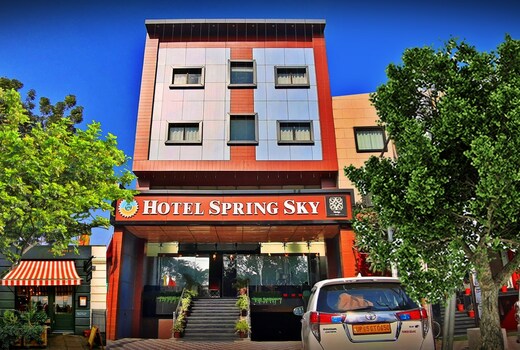 Spring Sky Mughalsarai By ShriGo Hotels
