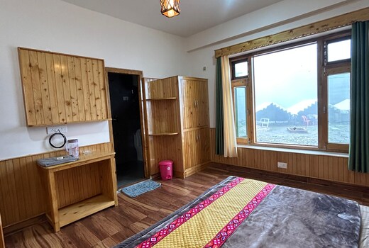 Parashar lake Fogg hill cottages