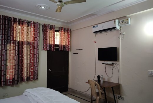 Hotel O Sai Guest House Near Omaxe Celebration Mall