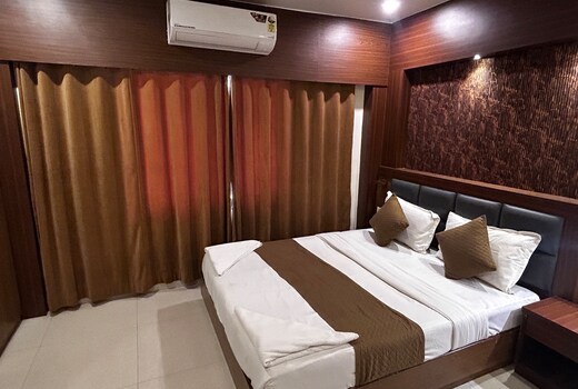 Hotel Crystal Luxury Inn - Near BKC
