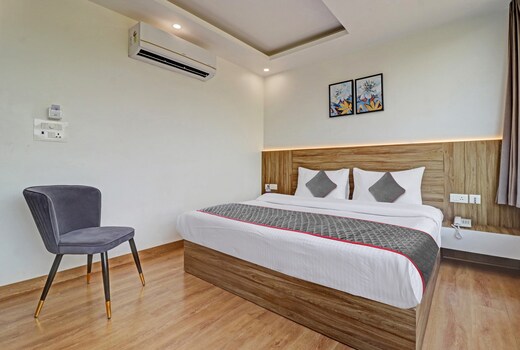 OYO Townhouse 1232 White Sand