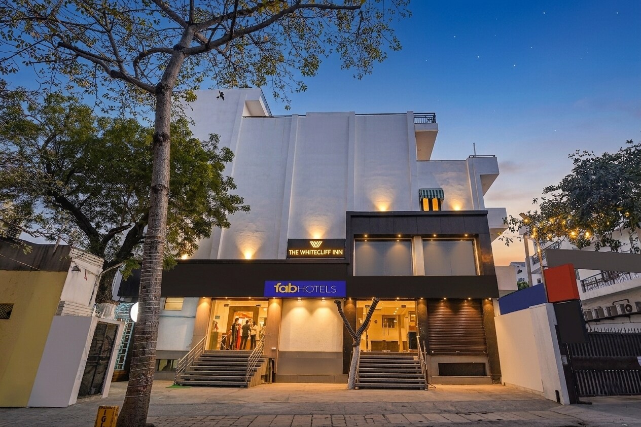 FabHotel The White Cliff Inn - Near Max Hospital Saket