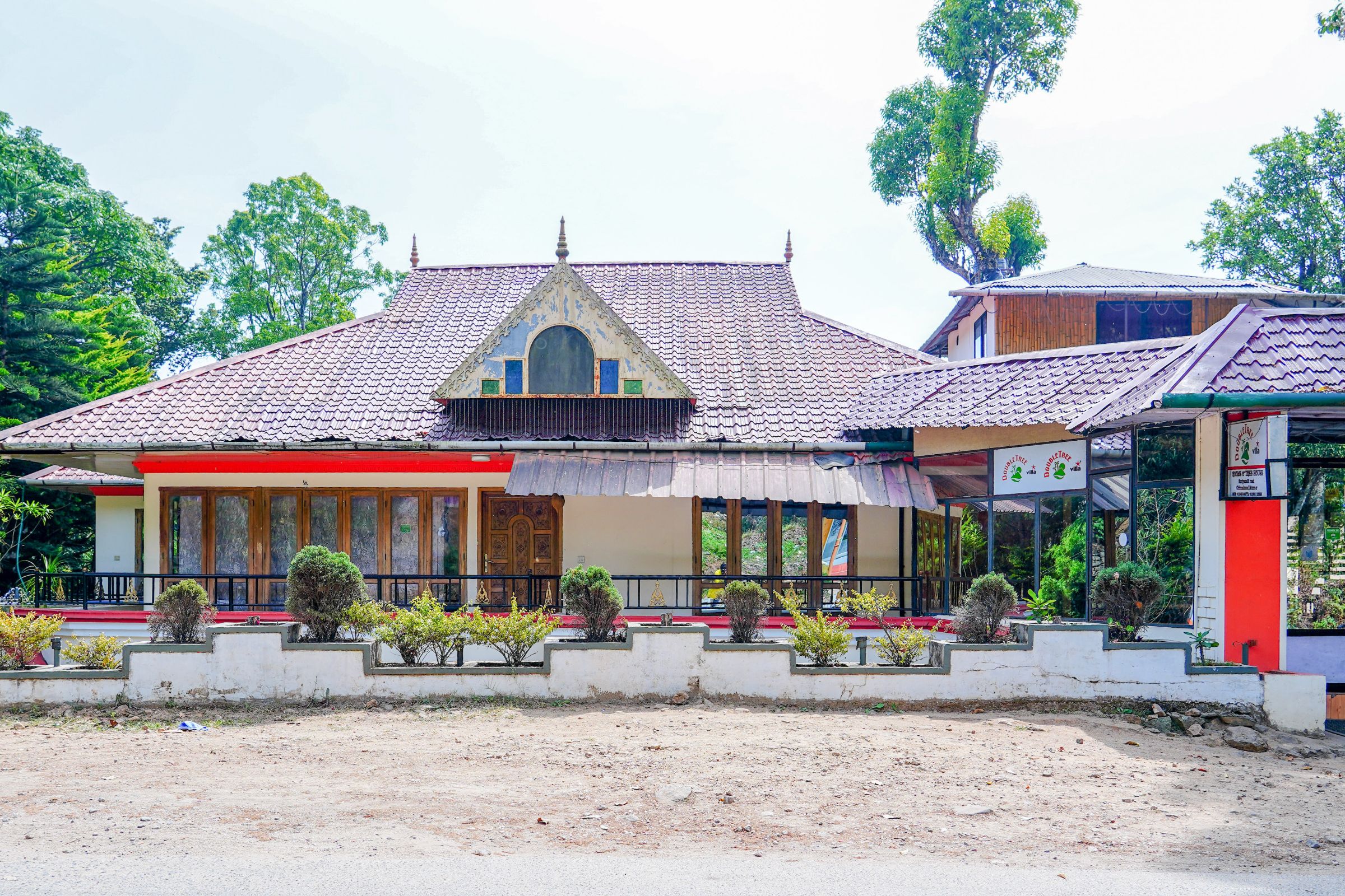 Double Tree Villa | Rooms & Restaurant