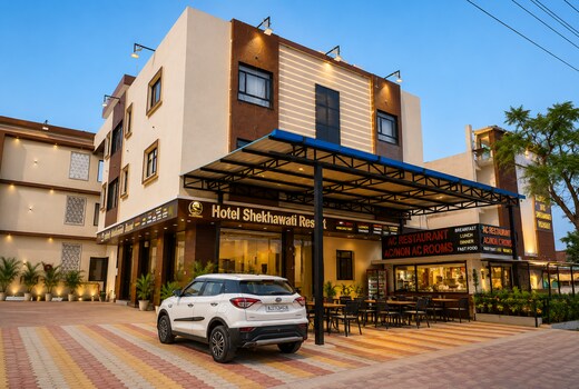 Hotel Shekhawati Resort (Safe Parking, Family Restaurant and Near Toran Dwar)