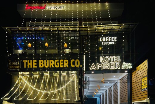 Hotel Amber Inn - 800m from Prayagraj Junction