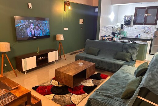 Cozycostays | Skyline 1 | Near Medanta & Lulu Mall