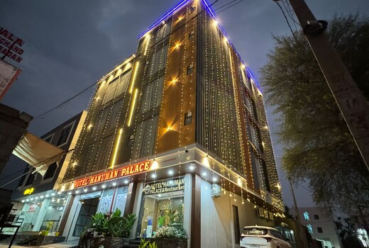 Hotel Hanuman Palace (Free Gated Parking & 10 Minutes from Temple)