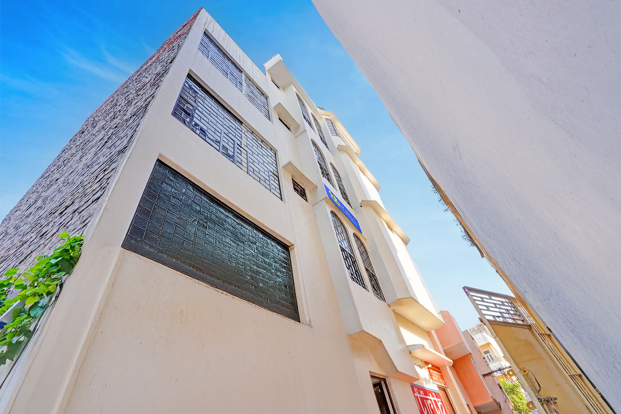 FabHotel Tirth Comfort Stays - 800M From Kashi Vishwanath Temple