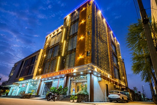 Hotel Hanuman Palace (Free Gated Parking & 10 Minutes from Temple)