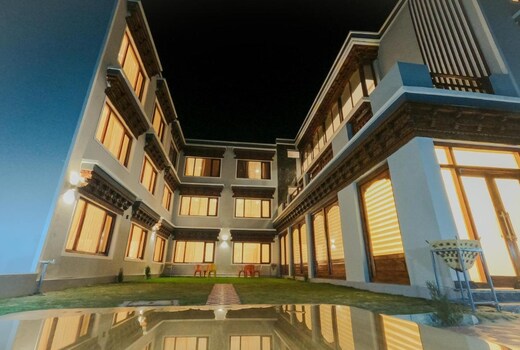 Hotel Crown Himalaya