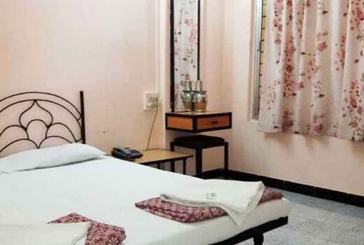 Shri Mahalaxmi Yatri Niwas