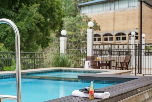 Parkside Hotel and Apartments