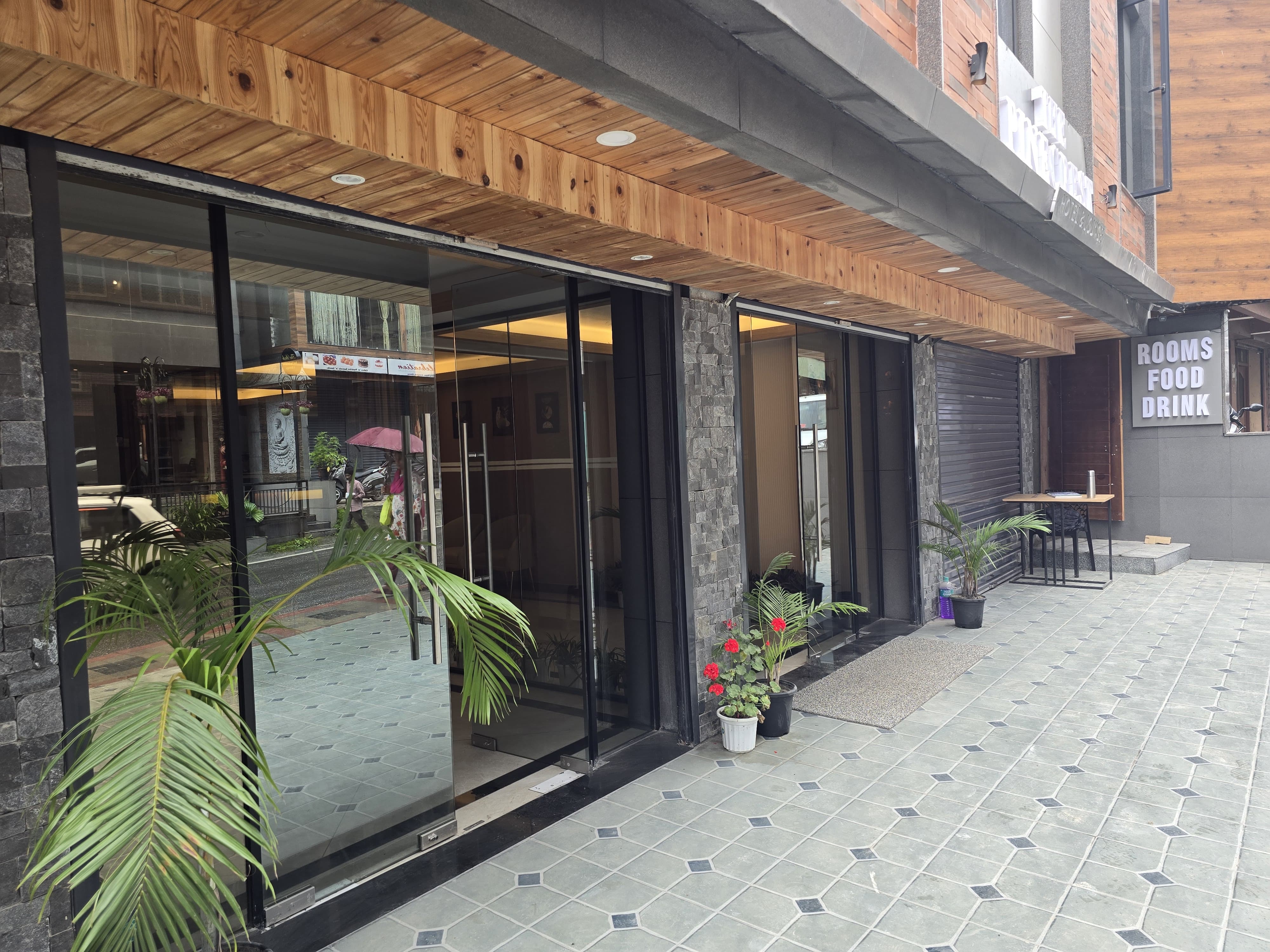 THE PINE CREST HOTEL & LOUNGE