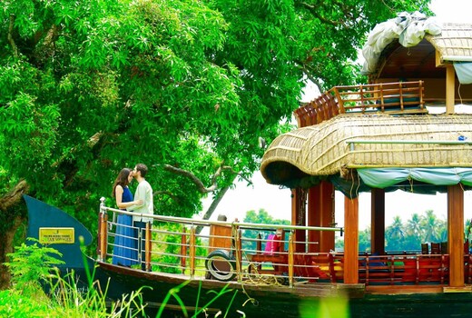 India Vacationz Houseboat