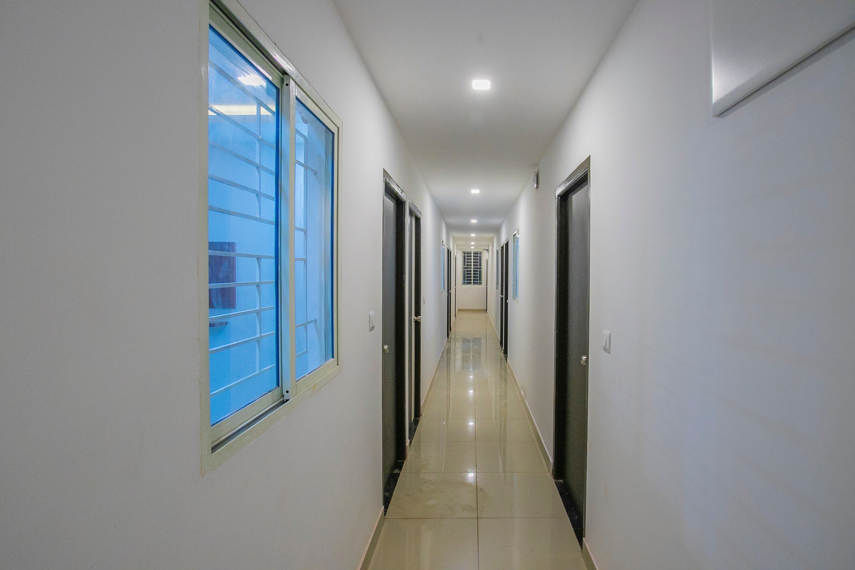 Hotel O Varcity Phi Premium Pavilion ,Above HDFC Bank ,Near Anjaneya Temple Madiwala, Hosur Main r