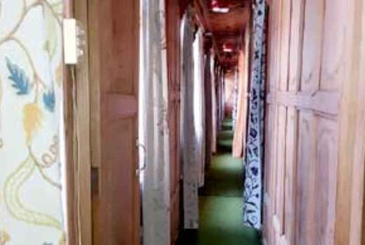 New Raja Garden Houseboat