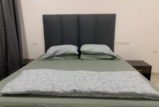 RELOhomes Cozy 1BHK Luxury Serviced Apartment