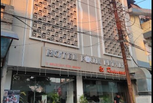 Hotel Four Petals