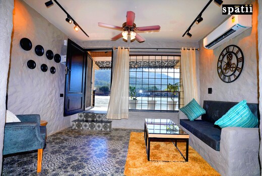 Spatii by the ganges