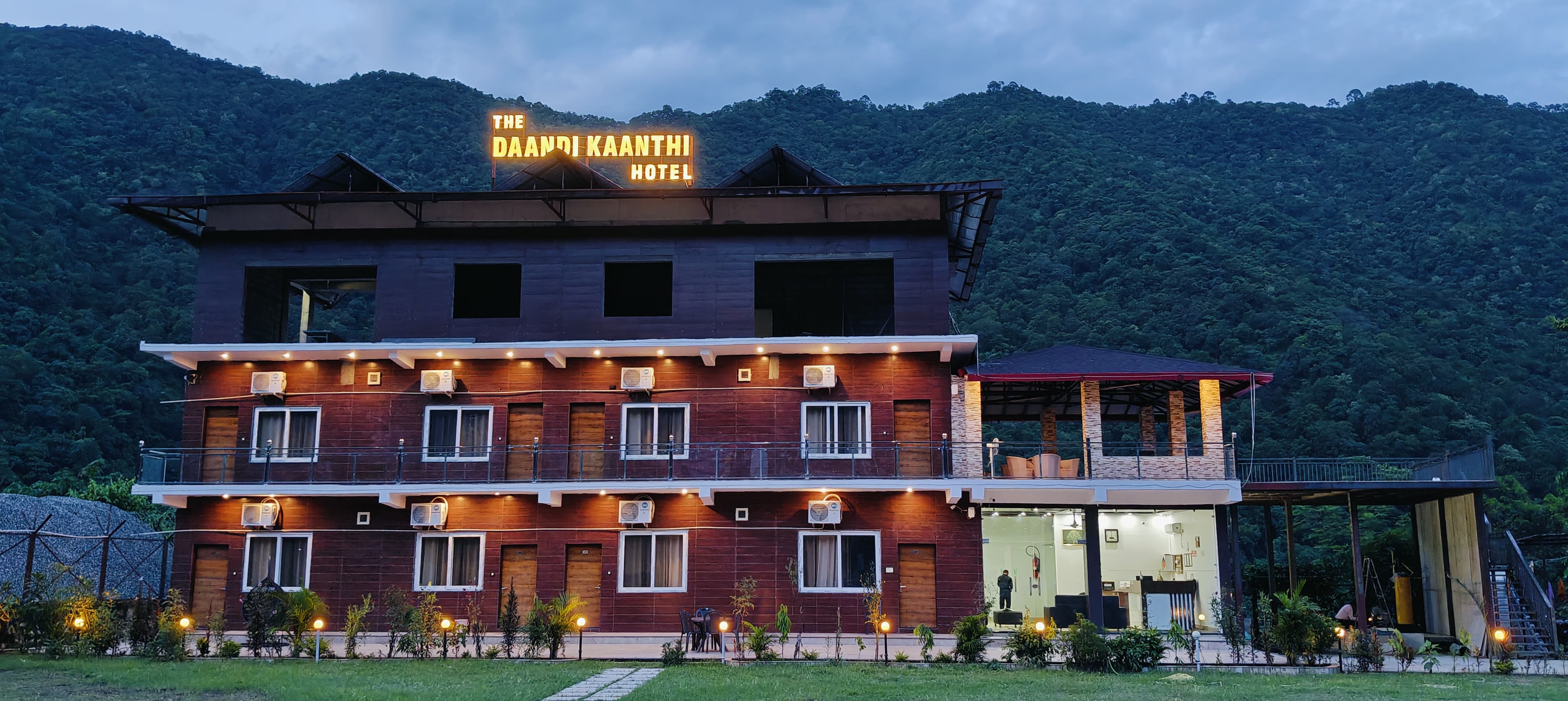 Daandikaanthi Hotel (100 Metre Walking From Maa Dhari Devi Temple Gate)