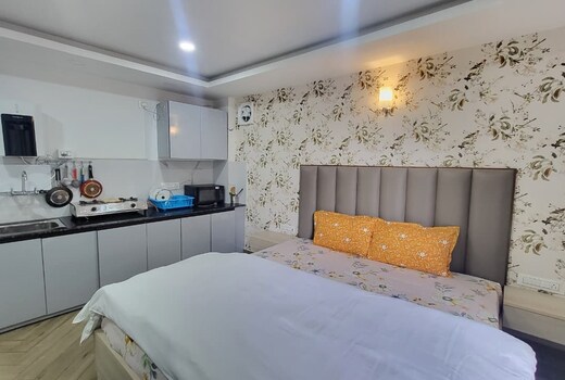 Kelly's Studio Apartment | 2 min from MG Marg