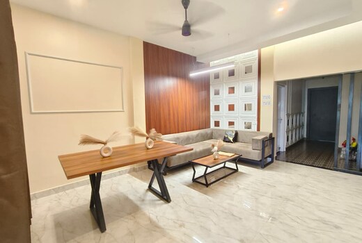 Maple Leaf Homestay TV Center