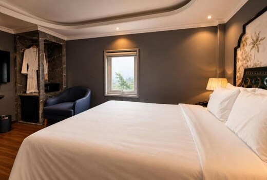 Madelise Riverie Hotel & Travel