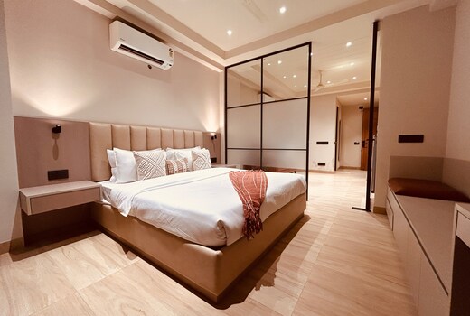 Galleria Hideaway Modern 1BHK near Metro