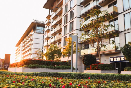 Luxe 1BHK Apartment in a World-class Community - Downtown