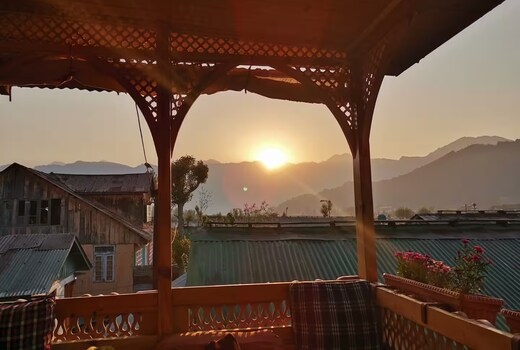 Water Chalet/Studio Apart near Dal Lake