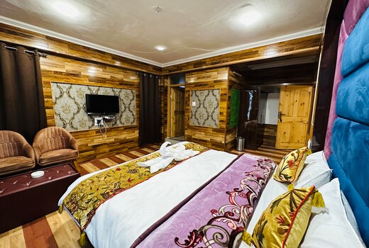 J.B PALACE