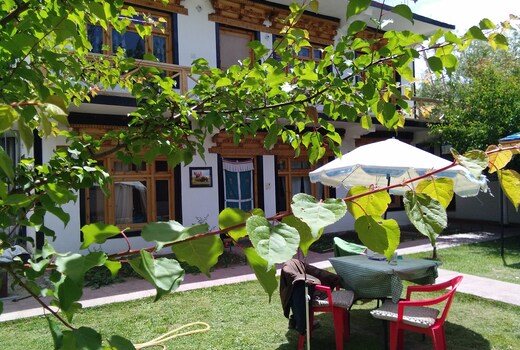 Limosa Guest house &Apartment