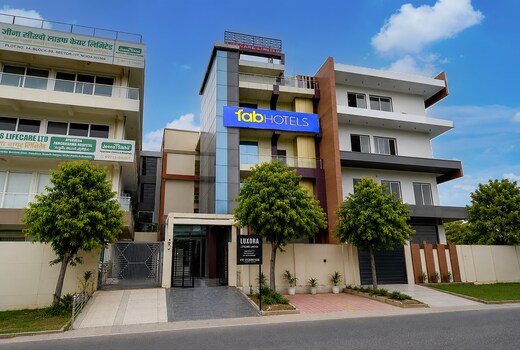 FabHotel Luxora