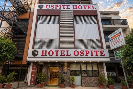OSPITE HOTEL 2Min Walkin Distance from surat railway station