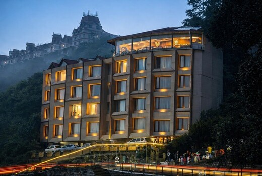 The Cedar Grand Hotel & Spa ( 10 Mins to Mall Road)